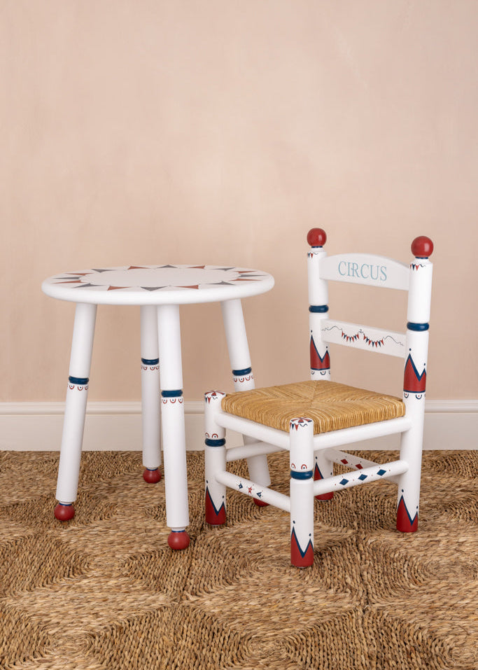 circus_red_tableandchairsets_pierrot_studio